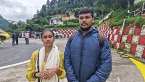 हर्षिता व उनके साथी