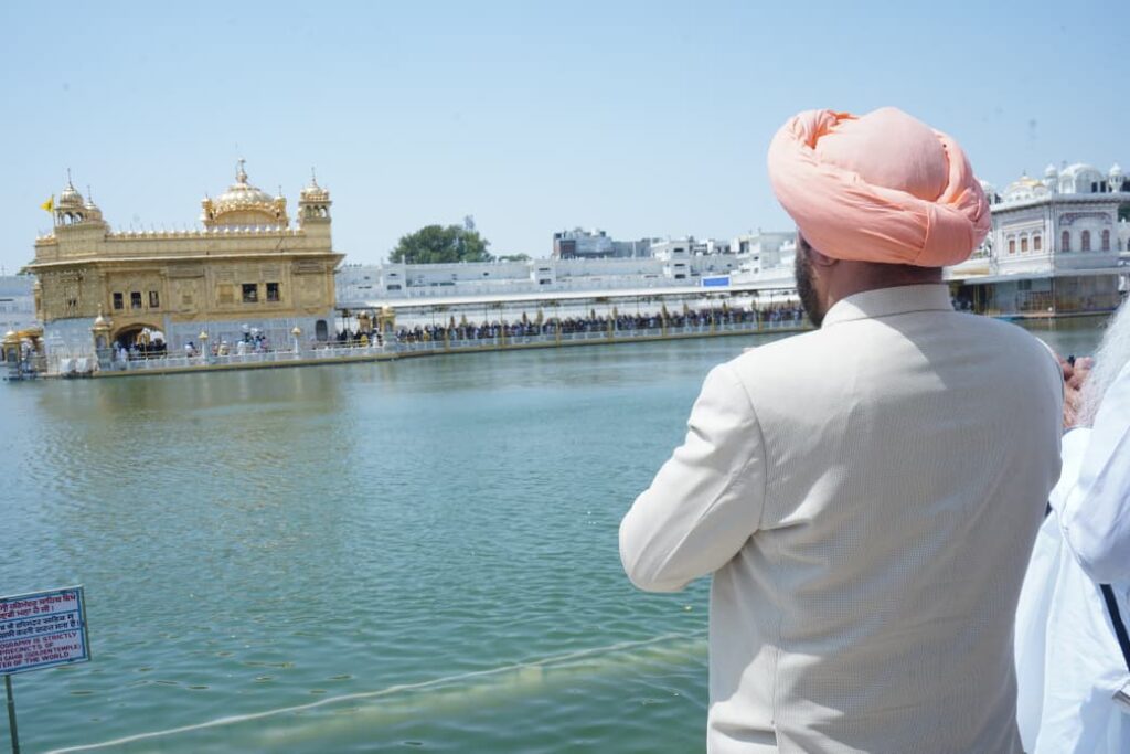 राज्यपाल गुरमीत सिंह हरमंदिर साहिब में