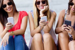 girls-on-phone