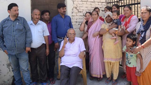 धरने पर बैठे विधायक हरबंस कपूर