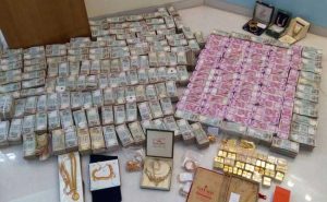 karnataka-black-money-seized_650x400_81481377297