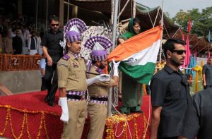 Jammu and Kashmir Chief Minister Mehbooba Mufti pulls the tricolor after it fell down during flag hoisting cermony at Bakshi stadium in Srinagar Monday. The function was held in connection 70th independence day.Express photo Shuaib Masoodi 15-08-2016