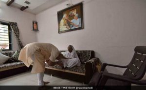 pm-modi-with-mother_650x400_41484020283
