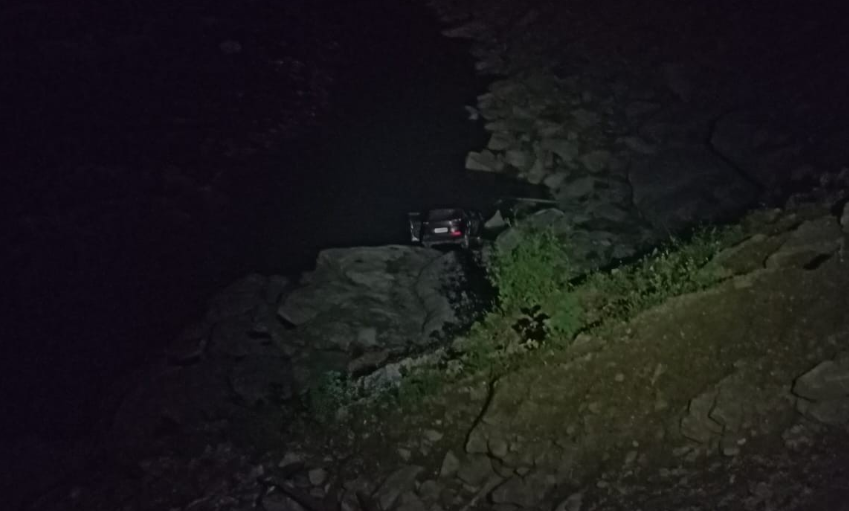 मंदाकिनी में गिरी कार