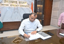 राशन में ‘कीड़े’ का वीडियो वायरल, डीएम मयूर दीक्षित का बड़ा एक्शन !