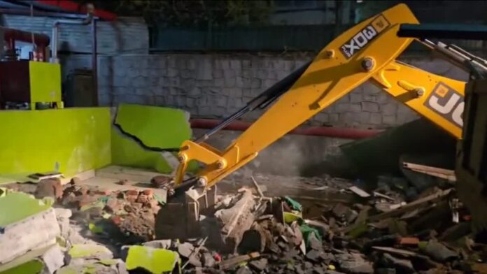 buldozer on illegal shrine