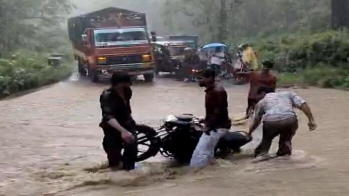 Ramnagar: Bike swept away in overflowing Ringauda drain on NH-309, major accident averted due to bravery of local youth