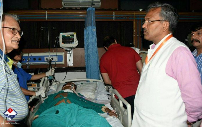 मुख्यमंत्री ने अस्पताल जाकर नरेन्द्र सिंह नेगी का हाल जाना
