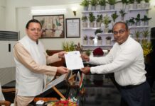 देहरादून : SIR के तहत सीएम धामी को मुख्य निर्वाचन अधिकारी ने सौंपा गणना फॉर्म