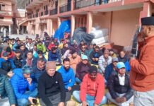 उत्तरकाशी: धराली के ग्रामीणों ने शुरू किया अनिश्चितकालीन धरना, सरकार से पुननिर्माण व उचित मुआवजे की मांग धराली uttarkashi protest