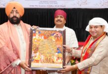 राज्यपाल ने किया श्री गुरु ग्रंथ साहिब के संस्कृत पद्यानुवाद का विमोचन, कहा – गुरुवाणी और देववाणी संस्कृत का दिव्य संगम