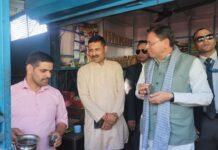सीएम धामी सड़क मार्ग से देहरादून जा रहे, श्रीनगर चुंगी पर स्थानीय दुकान में पी चाय, ‘लोकल फॉर वोकल’ का दिया संदेश