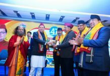 AIPRC में सीएम धामी ने DG सूचना बंशीधर तिवारी को किया सम्मानित, मिला ये सम्मान AIPRC