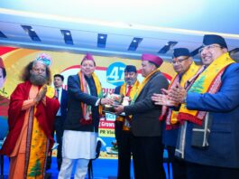 AIPRC में सीएम धामी ने DG सूचना बंशीधर तिवारी को किया सम्मानित, मिला ये सम्मान AIPRC