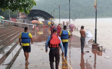 भारी बारिश के चलते अलर्ट मोड पर दून पुलिस, नदी नालों के किनारे रहने वाले लोगो को किया जा रहा सतर्क