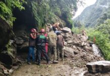 बोल्डर और मलबा आने के कारण केदारनाथ पैदल मार्ग बंद, यात्रियों को सुरक्षित स्थानों पर रोका