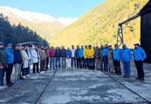 कालिंदी पास क्षेत्र में फंसे 8 ट्रेकर्स को सुरक्षित निकाला, सभी को हेलीकॉप्टर से पहुंचाया हर्षिल