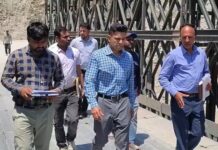 क्वारब में स्लाइड जोन सुधारीकरण के कार्यों का DM ने किया निरीक्षण, अधिकारियों को दिए निर्देश ALMORA NEWS