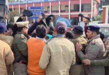 गोपेश्वर में भाजपा प्रदेश अध्यक्ष महेंद्र भट्ट का जमकर विरोध प्रदर्शन, कांग्रेसी कार्यकर्ताओं ने दिखाए काले झंडे GOPESHWAR NEWS