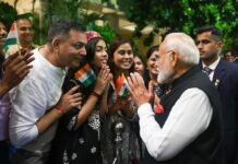 श्रीलंका में मोदी मैजिक ! प्रवासियों ने तिरंगे के संग किया जोरदार स्वागत…..