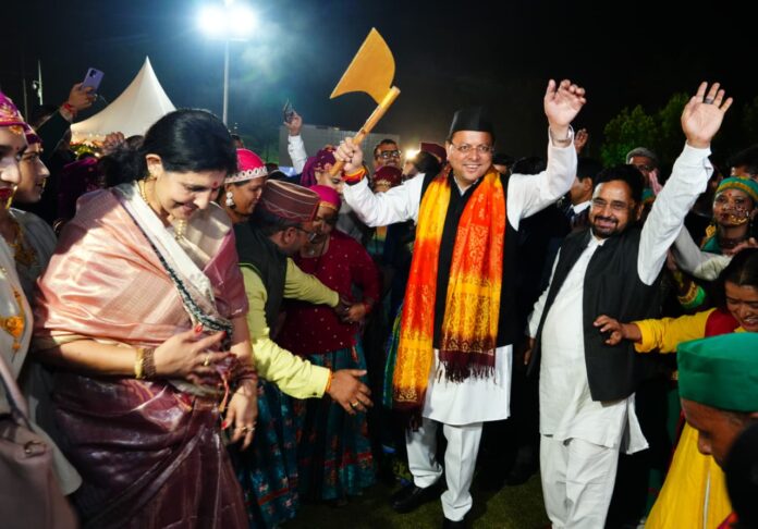 शहर में हीरालाल रोड स्थित एक कबाड़ी की दुकान में संदिग्ध परिस्थितियों में आग लग गई. आग लगने के दौरान एक युवक जिंदा जल गया. उसका शव पुलिस ने कब्जे में लेकर एम्स की मोर्चरी में रखवा दिया है. युवक कबाड़ी की दुकान के अंदर कैसे पहुंचा, पुलिस ने इसकी जांच शुरू कर दी है. कबाड़ी की दुकान में लगी भीषण आग: जानकारी के मुताबिक आज सोमवार सुबह करीब 3:30 बजे फायर ब्रिगेड की टीम को सूचना मिली कि हीरालाल मार्ग स्थित कबाड़ी की दुकान में आग लग गई है. सूचना मिलते ही फायर ब्रिगेड की टीम मौके पर पहुंची. करीब 2 घंटे की कड़ी मशक्कत के बाद फायर ब्रिगेड की टीम ने आग को बुझाया. कबाड़ी की दुकान के अंदर मिला युवक का जला शव: बाहर से ताला लगा होने के कारण ताले को तोड़ा गया और शटर खोलकर कबाड़ में लगी आग को भी बुझाया. इस दौरान फायर ब्रिगेड की टीम को अंदर एक युवक की बॉडी जली अवस्था में मिली. तत्काल इसकी सूचना पुलिस को दी गई. एम्स की मोर्चरी में रखी गई डेड बॉडी: सूचना मिलते ही पुलिस भी मौके पर आई और युवक की जली बॉडी को कब्जे में लेकर एम्स की मोर्चरी में ले गई. अभी मृतक की पहचान नहीं हो पाई है. पुलिस इस बात की जांच कर रही है कि आखिरकार युवक अंदर कैसे पहुंचा.