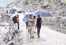 डीएम ने किया पापड गाड़ मे स्थलीय निरीक्षण, युद्धस्तर पर मलबा हटाने का काम जारी UTTARKASHI NEWS