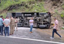 Badrinath Highway: बद्रीनाथ हाईवे पर बड़ा हादसा: सेना की बस पलटी, 31 जवान सवार, कई घायल