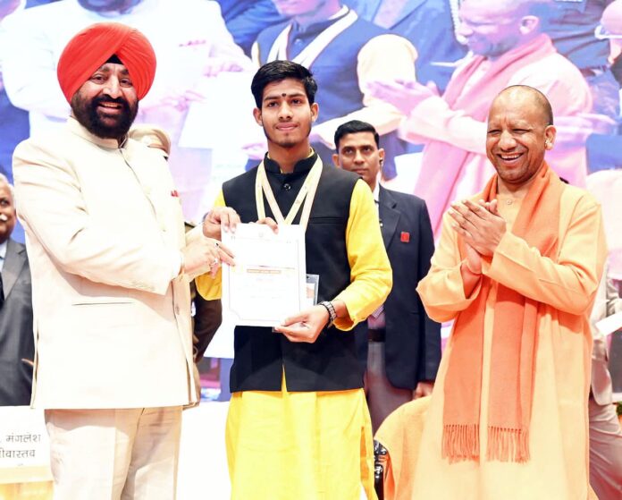 gurmeet singhj and yogi adityanath