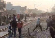 रेल ट्रैक पर कब्जा,पुलिस पर पथराव,किया लाठी चार्ज