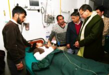 सीएम धामी पहुंचे दून हॉस्पिटल, कालसी बस हादसे में घायल यात्रियों का हाल-चाल जाना