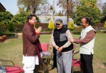 मानवता और संवेदना की मिसाल: सेवानिवृत्त ब्रिगेडियर ने मुख्यमंत्री राहत कोष में दिया 10 लाख का योगदान