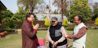 मानवता और संवेदना की मिसाल: सेवानिवृत्त ब्रिगेडियर ने मुख्यमंत्री राहत कोष में दिया 10 लाख का योगदान