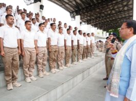 पुलिस लाइन देहरादून पहुंचे सीएम धामी, प्रशिक्षण ले रहे कांस्टेबलों को किया संबोधित