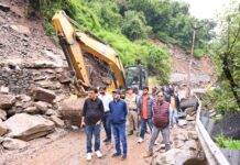 जिलाधिकारी ने स्यानाचट्टी, भूस्खलन क्षेत्र का किया स्थलीय निरीक्षण, वैकल्पिक मार्ग निर्माण के दिए निर्देश