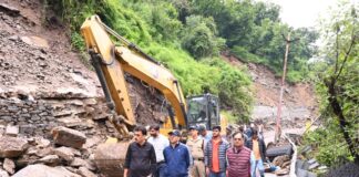 जिलाधिकारी ने स्यानाचट्टी, भूस्खलन क्षेत्र का किया स्थलीय निरीक्षण, वैकल्पिक मार्ग निर्माण के दिए निर्देश