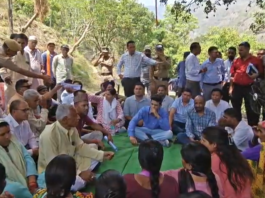 जिलाधिकारी पहुंचे दूरस्थ सल्ट ब्लॉक के तड़म गांव, मानव-वन्यजीव संघर्ष में मारे गए महिपाल सिंह के परिवार से की मुलाकात almora news