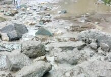 भारी बारिश के कारण बद्रीनाथ हाईवे पर आया मलबा, यातायात पूरी तरह ठप