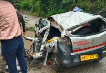 घाट-पनार मार्ग पर टैक्सी पर गिरा बोल्डर, एक की मौत 5 लोग थे सवार