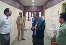 गर्मी के बीच जिला अस्पताल पहुंचे डीएम मनीष कुमार, मरीजों की सुविधाओं का लिया जायजा champawat