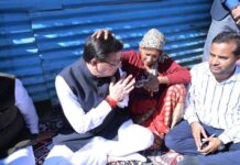 इगास पर आपदा प्रभावितों के बीच पहुंचे सीएम धामी, कहा- आपके जीवन में मुस्कान लाना मेरा ध्येय