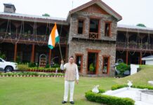 मुख्यमंत्री धामी ने आवास पर फहराया तिरंगा, बोले- हर घर तिरंगा बने जनआंदोलन