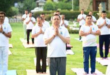 अंतरराष्ट्रीय योग दिवस से पहले सीएम धामी ने अधिकारियों व कर्मचारियों के साथ किया योगाभ्यास