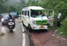 कोटद्वार में हाथियों का तांडव, शिक्षकों से भरे टेंपो ट्रैवलर समेत कई वाहनों में तोड़फोड़