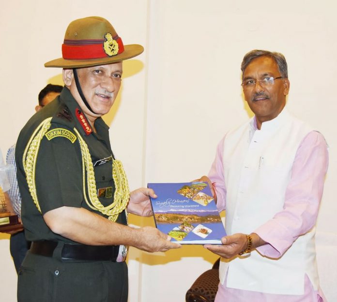 थल सेना प्रमुख जनरल बिपिन रावत और उत्तराखंड के मुख्यमंत्री त्रिवेन्द्र सिंह रावत