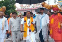 हरिद्वार में करौली शंकर महाराज की दंडवत यात्रा, 2027 कुंभ को दिव्य-भव्य बनाने का संकल्प