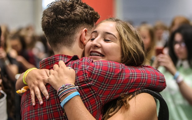 hugging_3555039b