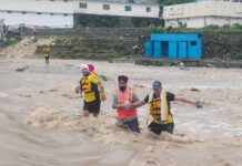 एसडीआरएफ की सतर्कता से टला बड़ा हादसा, उफनती नदी में फंसे 50 से अधिक श्रद्धालुओं को किया सकुशल रेस्क्यू…