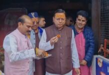 बेरीनाग में मुख्यमंत्री पुष्कर सिंह धामी ने स्थानीय लोगों से किया आत्मीय संवाद, स्थानीय दुकान पर खाई जलेबी….