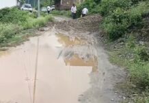 रौलाकोट–मदन नेगी मार्ग 8 घंटे से बंद, जान जोखिम में डालकर दोपहिया वाहनों से सफर कर रहे लोग tehri news