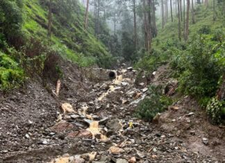 टिहरी में भारी बारिश का कहर, रानीचौरी–नकोट और रानीचौरी–खंडकरी मार्ग पूरी तरह बंद